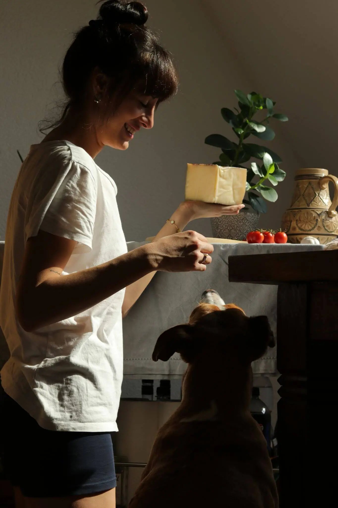 Cristina von La Tradición mit Käse und Hund Ragnar in der Küche