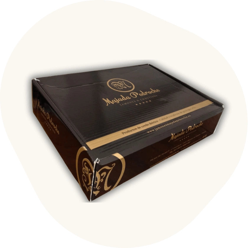 Majada Pedroche Geschenkbox in schwarz und gold – elegante Verpackung für spanische Delikatessen wie Jamón, Wurst und Käse aus Los Pedroches.