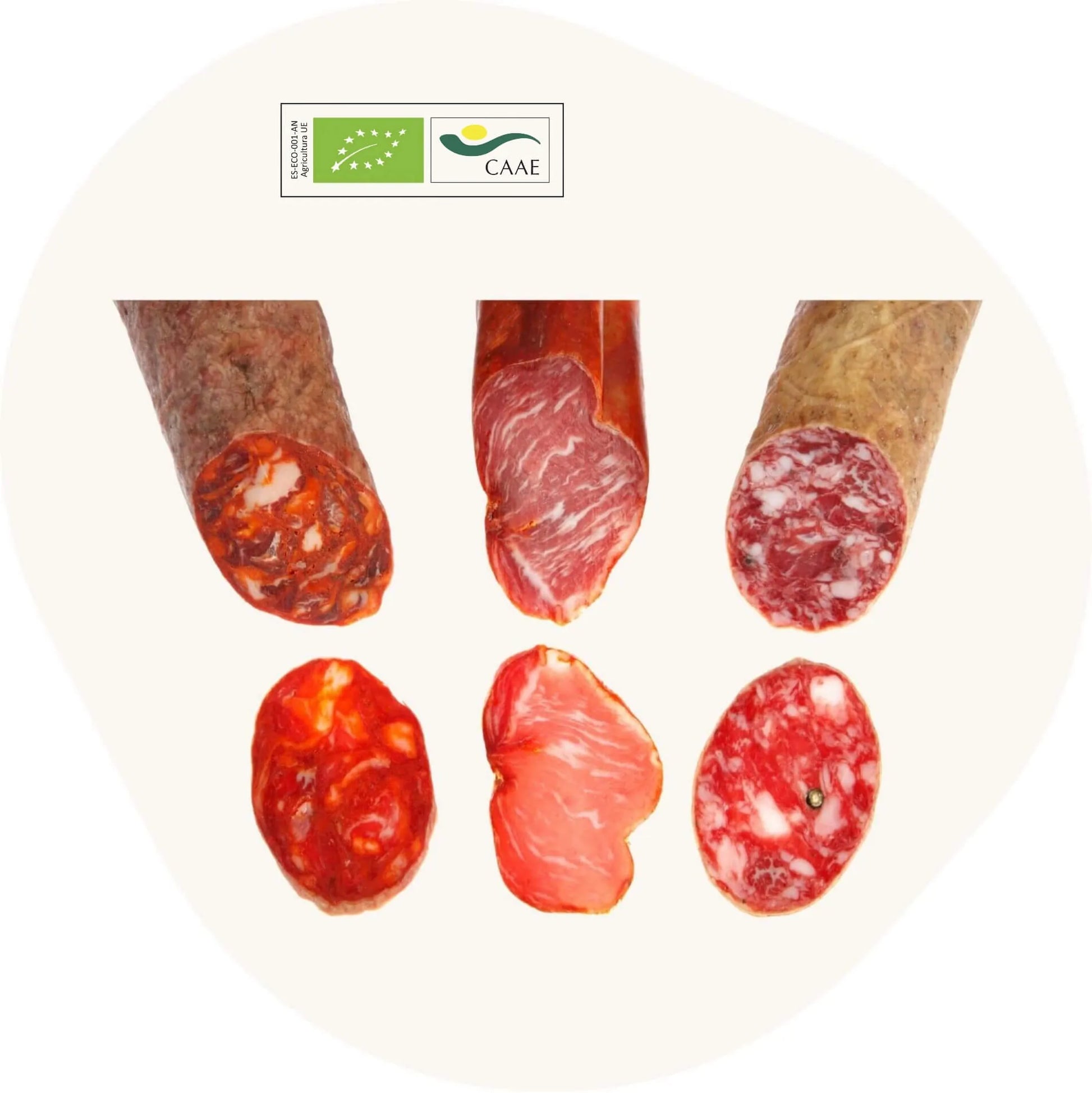 Set aus ökologischen Wurstwaren Chorizo, Schweinelende und Salami, hergestellt aus Bio-Schweinefleisch, mit CAAE- und EU-Bio-Zertifizierung für natürliche Qualität und traditionellen Geschmack.