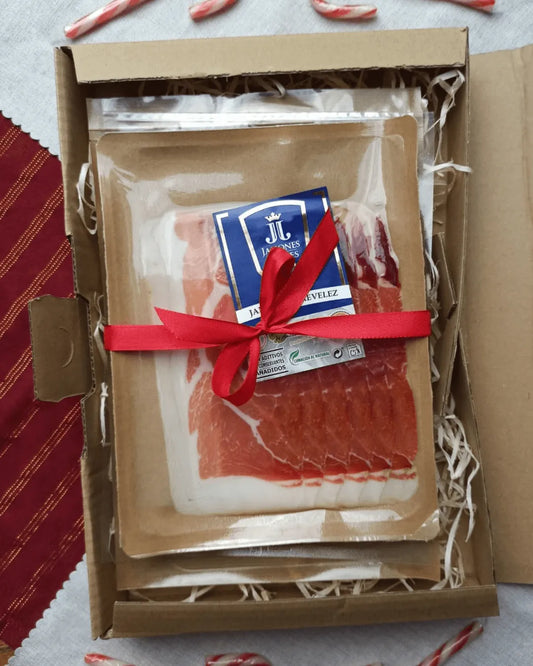 Serrano Geschenkset mit drei Sorten Schinken in Blisterpackungen, dekorativ mit roter Schleife verpackt