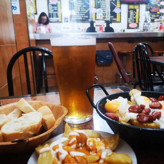 Typische spanische Bar mit Tapas – Patatas Bravas, Huevos con Chorizo und Bier, authentisches Ambiente wie in Spanien