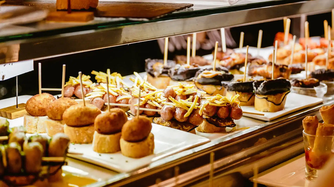 heke einer spanischen Bar mit verschiedenen Pintxos und Tapas – authentisches Ambiente der spanischen Esskultur