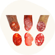 Aufschnitt Chorizo, Salami (Salchichón) und Schweinelende (Lomo), jeweils als ganze Wurststücke und in Scheiben geschnitten dargestellt