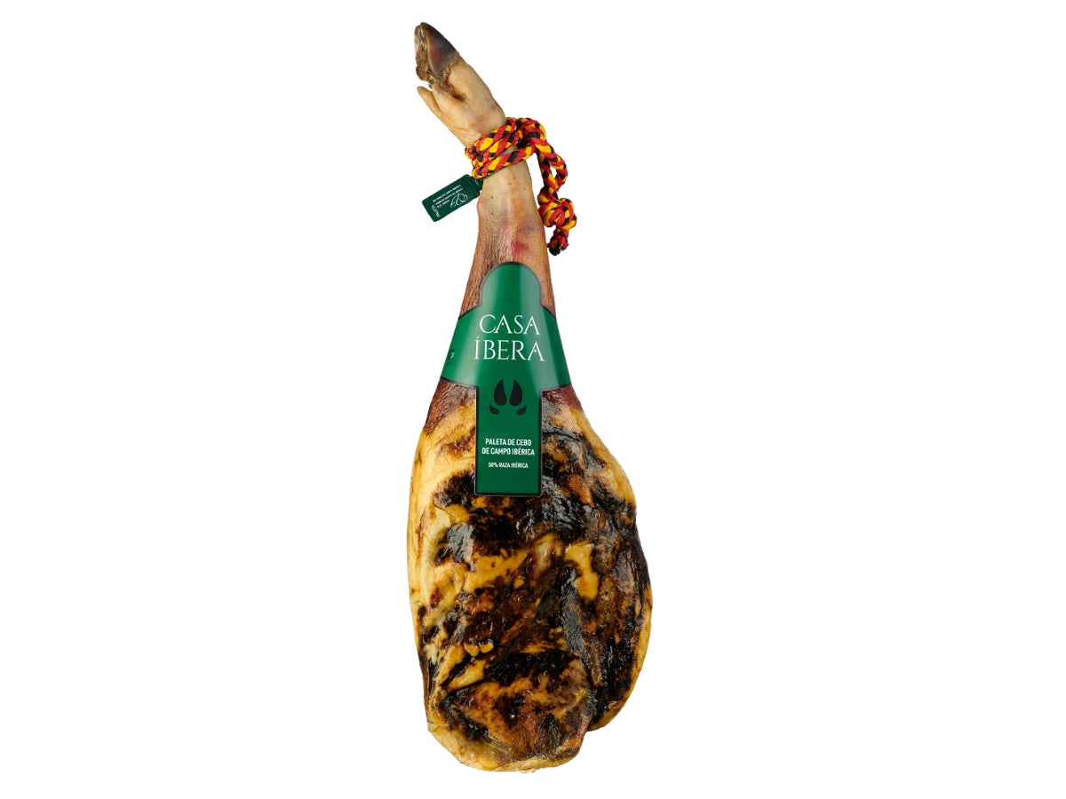 Ganze spanische Paleta Iberica Cebo de Campo von Casa Ibera 50 Prozent Raza Iberica auf weissem Hintergrund