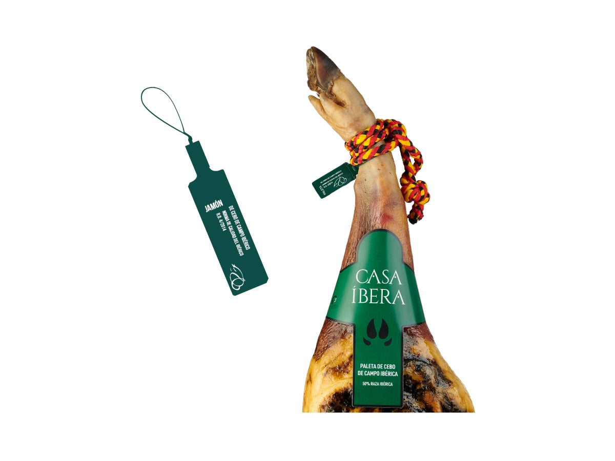 Detailaufnahme von Casa Ibera Paleta Iberica Cebo de Campo mit original Etikett und spanischer Kordel