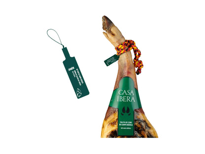 Detailaufnahme von Casa Ibera Paleta Iberica Cebo de Campo mit original Etikett und spanischer Kordel