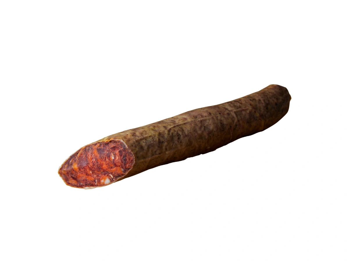 Ganze Stange Chorizo Ibérico de Bellota, Premium-Qualität aus Eichelmast, charakteristisches Aroma durch traditionelle Reifung, vakuumverpackt für langanhaltenden Genuss, ideal für den Eigenbedarf oder als Geschenk, freigestellt auf weißem Hintergrund.