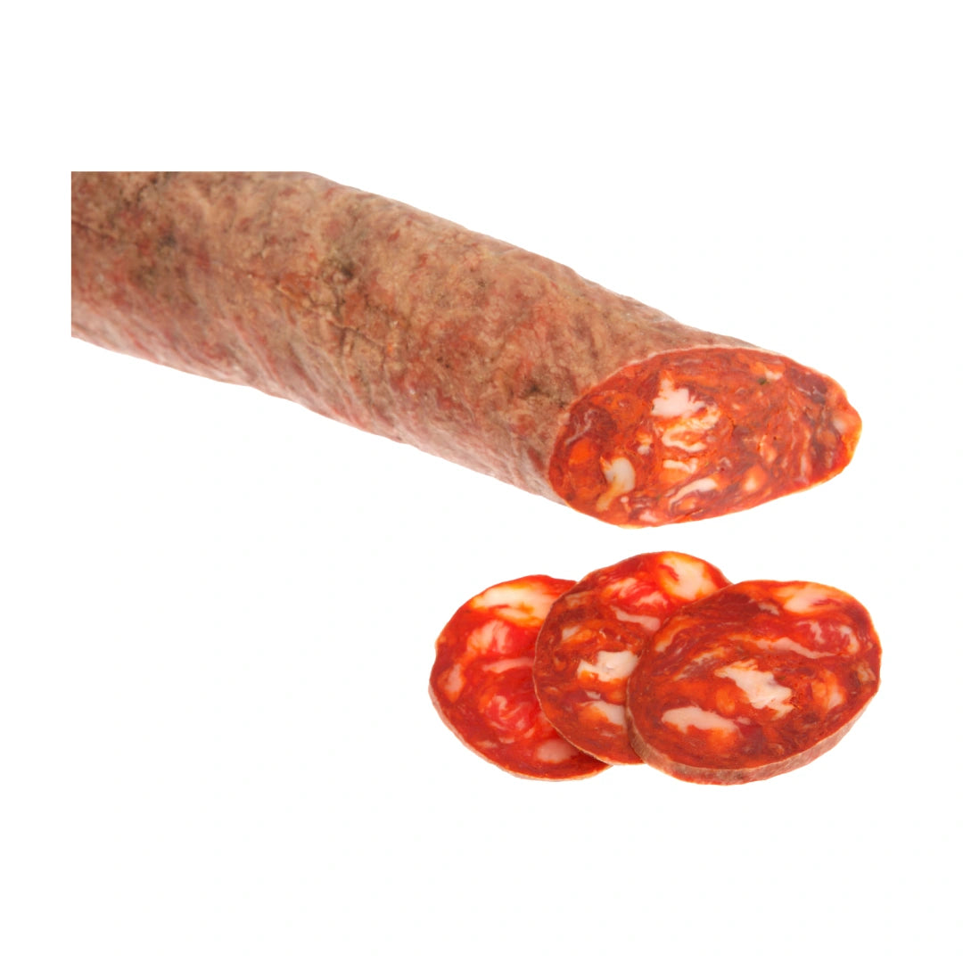 Chorizo Ibérico de Bellota als ganzes Wurststück mit Anschnitt und drei aufgeschnittenen Scheiben, intensiv rot mit Paprika-Marmorierung