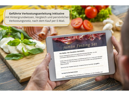 Tablet mit der digitalen Verkostungsanleitung des Jamón Tasting Sets, eingebettet in eine Tapas-Szene mit Jamón, Mozzarella, Basilikum und frischen Zutaten