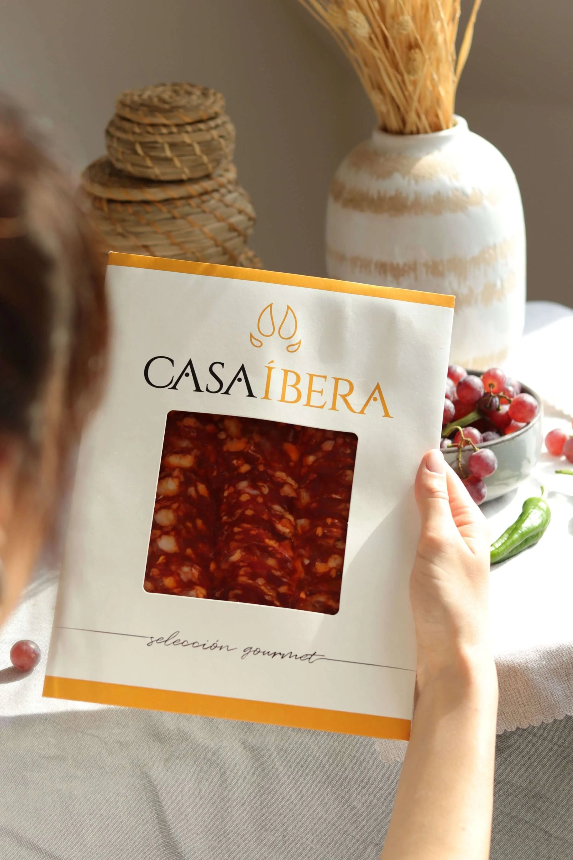 Eine Packung „Casa Íbera“ mit Chorizo Ibérico in dünnen Scheiben. Durch das Sichtfenster sind die kräftig roten Wurstscheiben mit typischen weißen Fettsprenkeln gut sichtbar.