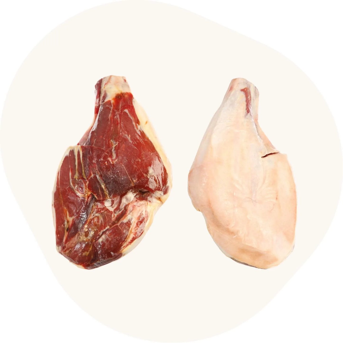 Entbeinter Jamón Reserva links rote marmorierte Schnittfläche, rechts helle glatte Außenseite.