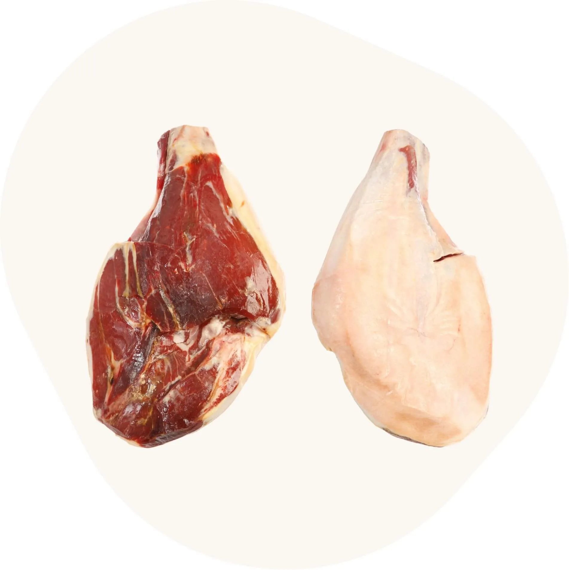Entbeinter Jamón Reserva links rote marmorierte Schnittfläche, rechts helle glatte Außenseite.
