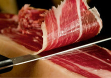 Fein geschnittene Scheibe Ibérico Vorderschinken (span. Paleta), vom ganzen Stück abgetrennt – marmoriert, saftig und aromatisch.