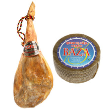 Ganze Hinterschinkenkeule Jamon Gran Reserva, 30 Monate gereift, zusammen mit einem ganzen Rad gereiftem Schafskase (Queso de Oveja Curado), 6 Monate gereift, freigestellt auf weissem Hintergrund.