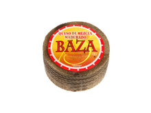 Ganze Form gereifter Mischkäse (Kuh-, Schaf- und Ziegenmilch) von Baza, mindestens 6 Monate gereift, ausgewogener und milder Geschmack durch die Kombination verschiedener Milchsorten, ca. 3 kg Gewicht, freigestellt auf weißem Hintergrund.