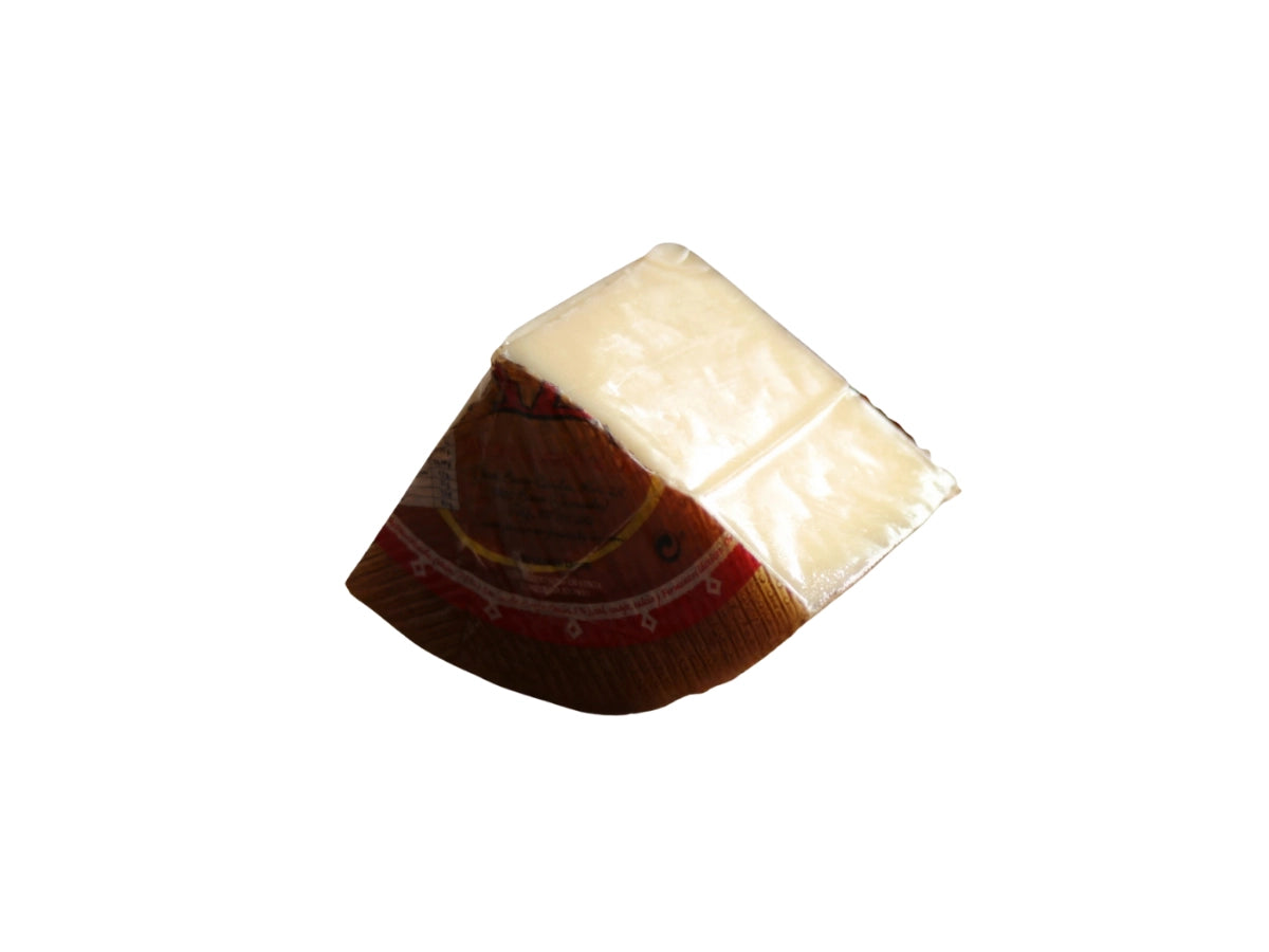 Ein Viertelstück (Keil) gereifter Mischkäse von Baza, 6 Monate Reifezeit, vakuumverpackt für optimale Frische und Aromaerhalt, ca. 750 g Gewicht, ideal für Käseplatten, freigestellt auf weißem Hintergrund.
