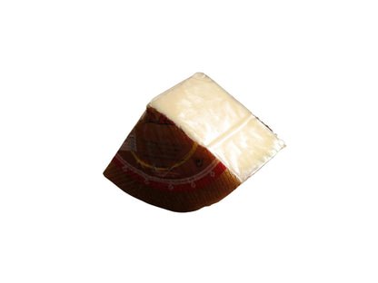 Ein Viertelstück (Keil) gereifter Mischkäse von Baza, 6 Monate Reifezeit, vakuumverpackt für optimale Frische und Aromaerhalt, ca. 750 g Gewicht, ideal für Käseplatten, freigestellt auf weißem Hintergrund.