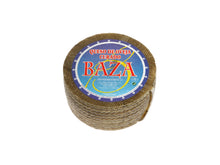 Ganze Form gereifter Schafskäse von Entrepinares, mindestens 6 Monate traditionell gereift, intensiver und charakteristischer Geschmack, ca. 3 kg Gewicht, freigestellt auf weißem Hintergrund.