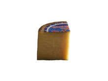 Ein Viertelstück (Keil) gereifter Schafskäse von Entrepinares, 6 Monate Reifezeit, vakuumverpackt für langanhaltendes Aroma, ca. 750 g Gewicht, freigestellt auf weißem Hintergrund.