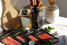 Spanischer Präsentkorb mit Käse, Wein und Aufschnitt von La Tradición