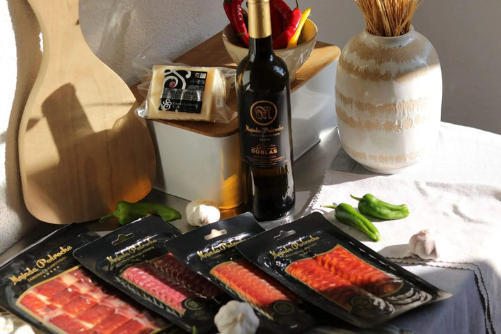 Spanischer Präsentkorb mit Käse, Wein und Aufschnitt von La Tradición