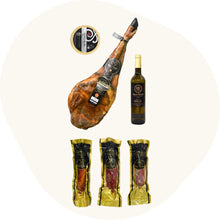 Geschenkset mit spanischem Pata Negra Vorderschinken, Chorizo, Salami und Schweinelende, dazu ein Stück Manchego-Käse und eine Flasche Weißwein von Majada Pedroche. Premium-Delikatessen aus Spanien