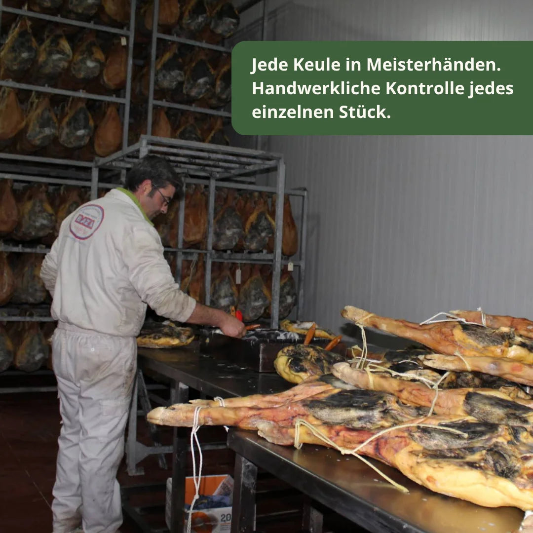 Jede Keule wird bei Jamones Granadinos Baza einzeln kontrolliert. Handwerkliche Qualitaetssicherung fuer perfekten Jamon Serrano Geschmack.