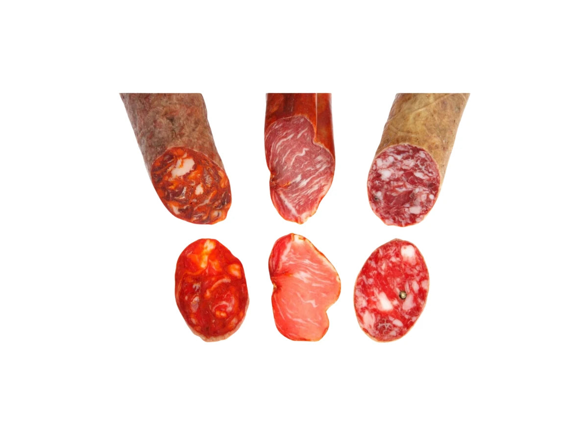 Set mit drei erstklassigen Ibérico-Spezialitäten (je 100 g) von Casa Ibera: Lomo (Lendenstück), Chorizo und Salchichón. Fein aufgeschnitten, vakuumverpackt und servierfertig, hergestellt aus Fleisch von iberischen Schweinen, freigestellt auf weißem Hintergrund.