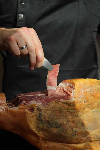 Angeschnittener Ibérico Bellota Jamón am Stück auf Schinkenständer, spanischer luftgetrockneter Schinken aus iberischer Rasse mit 36 Monaten Reifezeit