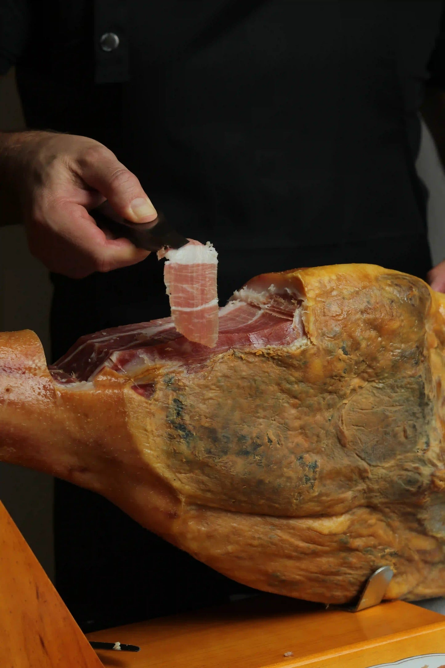 Angeschnittener Ibérico Cebo Campo Jamón am Stück auf Schinkenständer, spanischer luftgetrockneter Schinken aus iberischer Rasse mit 30 Monaten Reifezeit