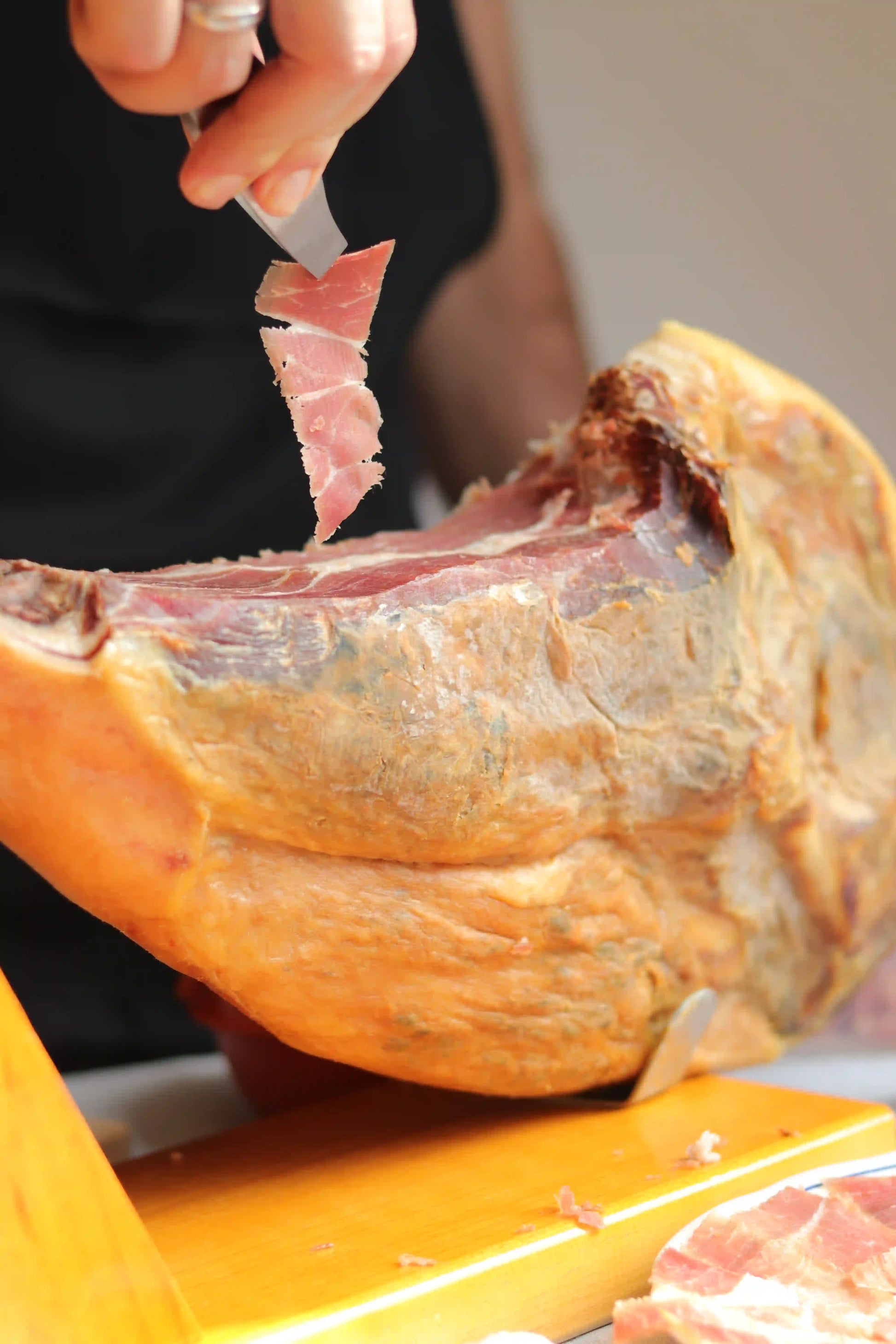 Angeschnittene Ibérico Cebo Campo Paleta am Stück auf Schinkenständer, spanische luftgetrocknete Schulter aus iberischer Rasse mit 24 Monaten Reifezeit