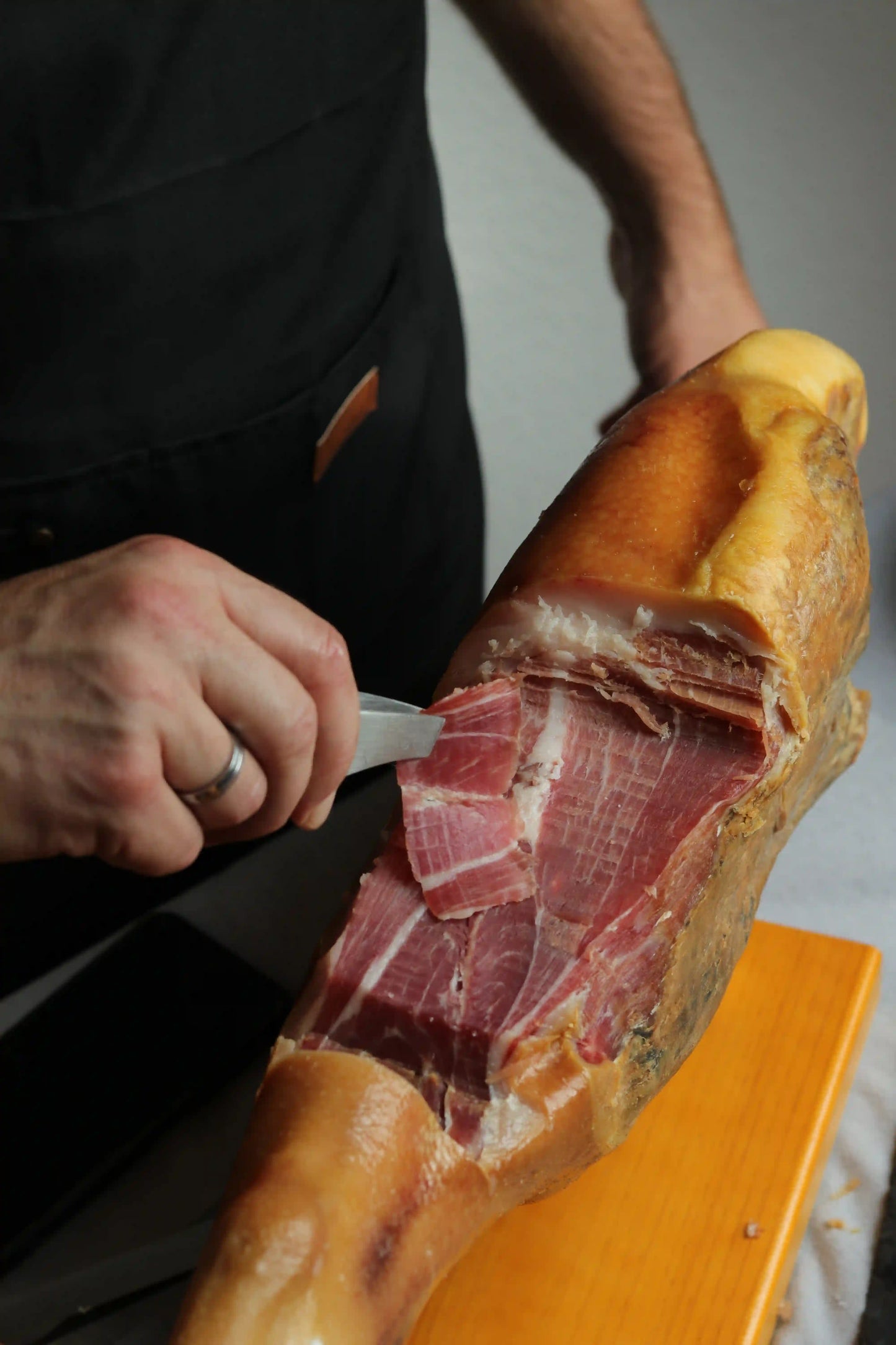 Angeschnittener Ibérico Cebo Jamón am Stück auf Schinkenständer, spanischer luftgetrockneter Schinken aus iberischer Rasse mit 24 Monaten Reifezeit
