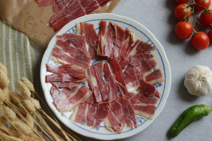 Spanischer Ibérico Schinken – Jamón Ibérico, serviert auf einem Teller
