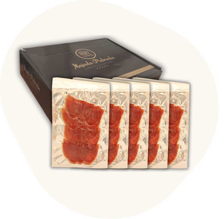 Jamón Serrano Bodega Majada Pedroche – traditionell gereifter spanischer Schinken in feinen Scheiben, präsentiert in eleganter Geschenkbox von La Tradición.