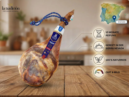 Ganzer Jamón Serrano aus Granada mit 10 Monaten Reifung, luftgetrocknet in der Sierra Nevada, naturrein und mild im Geschmack.