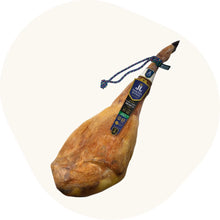 Jamón Cebo Campo Ibérico 50 % Raza Ibérica – ganze Schinkenkeule mit blauem Etikett und bunter Aufhängekordel, traditionell luftgetrocknet