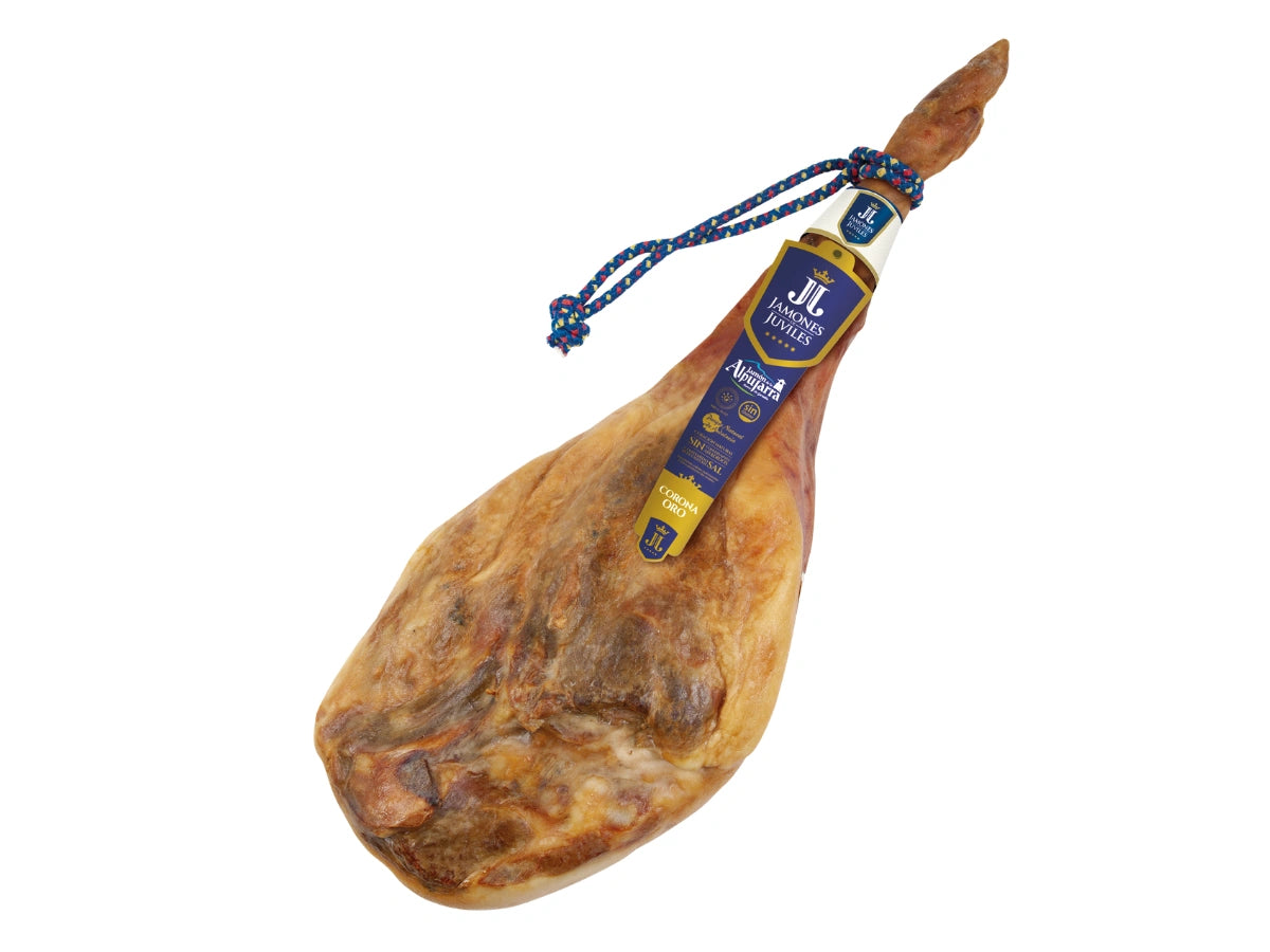 Ganze Hinterschinkenkeule Jamon Duroc Corona Oro von Jamones Juviles, 24 Monate gereift, Premium-Duroc-Qualitaet, freigestellt auf weissem Hintergrund.