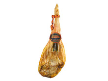 Ganze Hinterschinkenkeule Jamon Duroc Gran Reserva von Jamones Baza, 30 Monate gereift, Duroc-Qualitaet, freigestellt auf weissem Hintergrund.