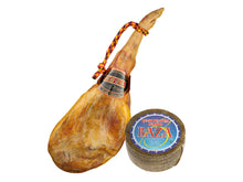 Ganze Hinterschinkenkeule Jamon Duroc Gran Reserva, 30 Monate gereift, zusammen mit einem ganzen Rad gereiftem Schafskase (Queso de Oveja Curado), 6 Monate gereift, freigestellt auf weissem Hintergrund.