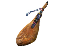 Ganze Hinterschinkenkeule Jamon de Bellota Iberico von Jamones Juviles, 36 Monate gereift, aus Eichelmast (Bellota), 50% Iberico-Rasse, freigestellt auf weissem Hintergrund.