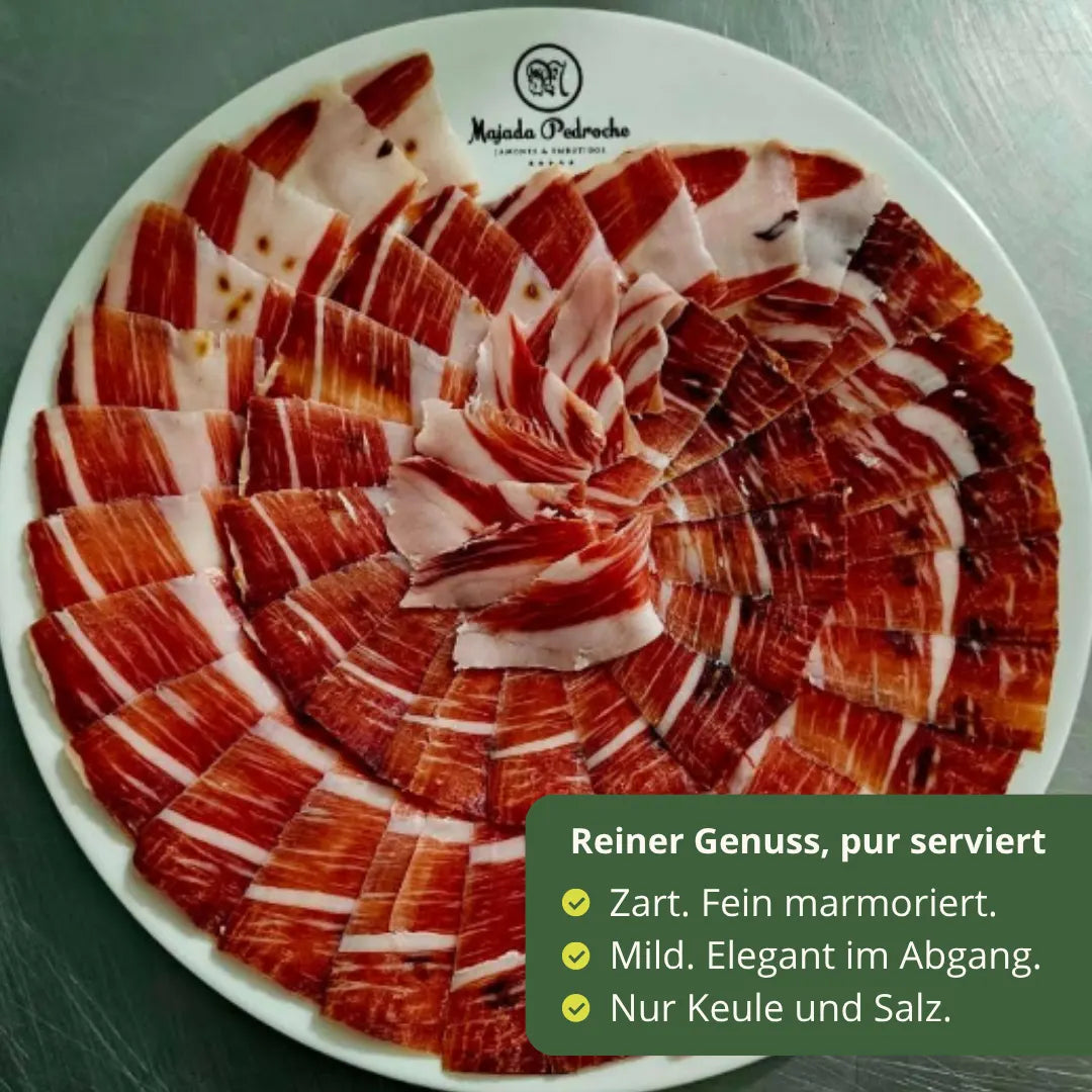 Fein geschnittener Jamon Iberico de Bellota von Majada Pedroche. Zart, aromatisch und perfekt marmoriert fuer echten Genuss.