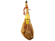 Ganze Hinterschinkenkeule Jamon de Cebo Iberico von Casa Ibera, 36 Monate gereift, 50% Iberico-Rasse, freigestellt auf weissem Hintergrund.