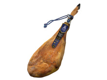 Ganze Hinterschinkenkeule Jamon Iberico Pata Negra von Jamones Juviles, 36 Monate gereift, 100% Bellota-Qualität, freigestellt auf weißem Hintergrund.