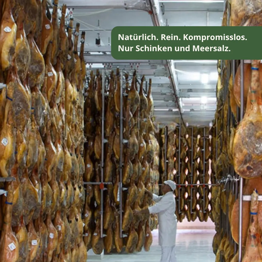 Traditionelle Reifung von Jamon Serrano bei Jamones de Juviles. Natuerliche Lufttrocknung ohne Zusatzstoffe in der Sierra Nevada.