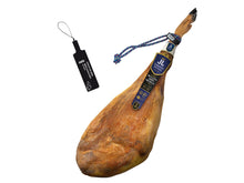 Produktbild eines exklusiven Jamon de Trevelez mit hoechster Reifestufe von Tradition de Trevelez auf weissem Grund. Der ganze Pata Negra Hinterschinken zeigt eine runde Form, eine dunkle Klaue und eine rot-weiss gestreifte Kordel. Am Huf befindet sich die offizielle schwarze Plombe der geschuetzten geografischen Angabe IGP Jamon de Trevelez, die eine extra lange Reifezeit garantiert.
