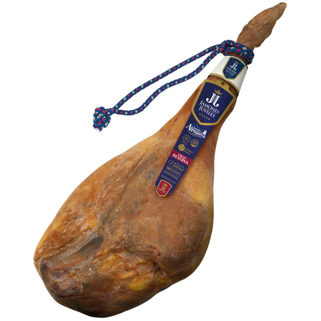 Ganze Hinterschinkenkeule Jamon Serrano Gran Reserva von Jamones Juviles, 18 Monate gereift, traditionelle Qualitaet, freigestellt auf weissem Hintergrund.