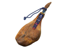 Ganze Hinterschinkenkeule Jamon Serrano Gran Reserva von Jamones Juviles, 18 Monate gereift, traditionelle Qualitaet, freigestellt auf weissem Hintergrund.