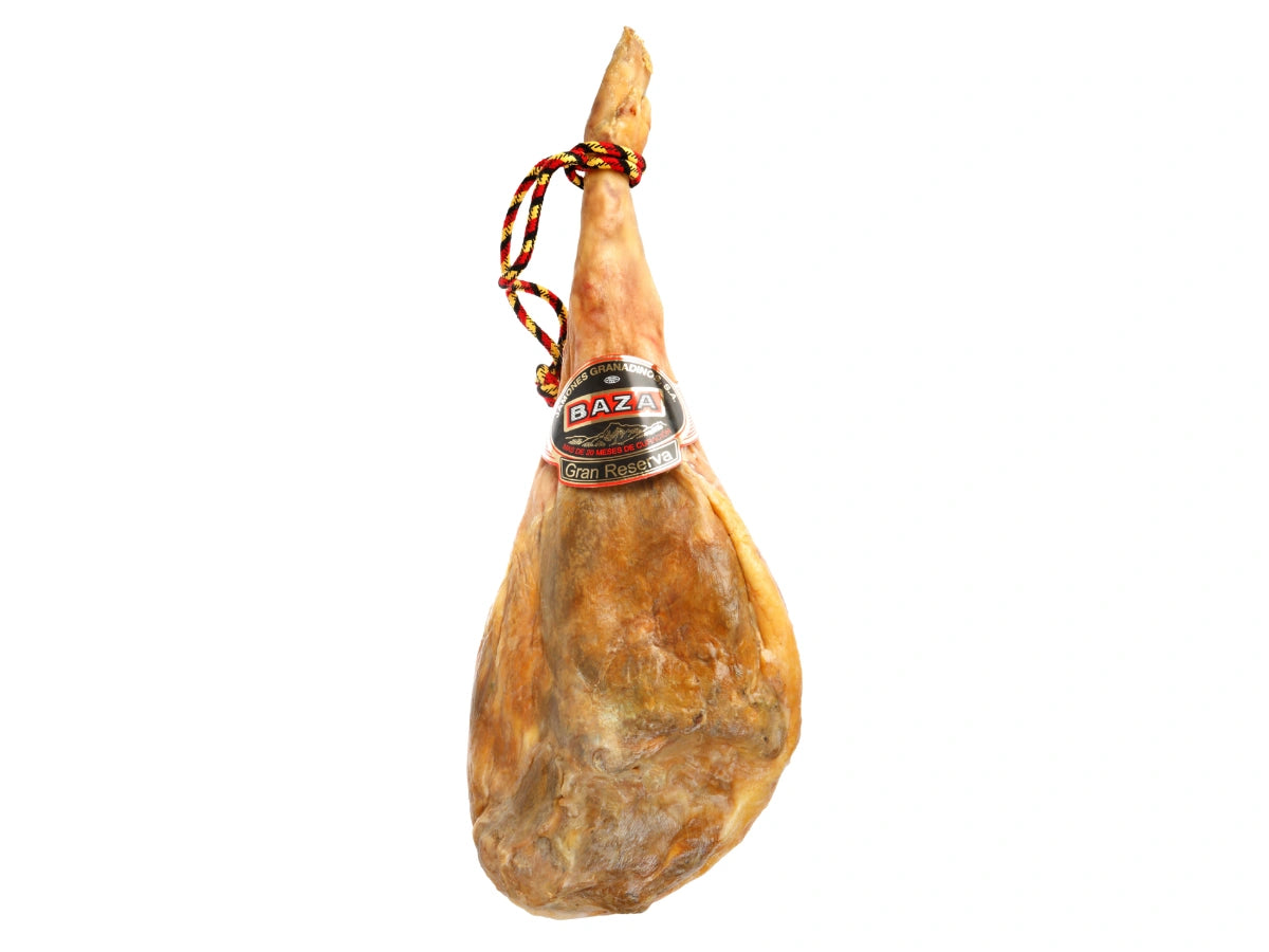 Ganze Hinterschinkenkeule Jamon Serrano Gran Reserva von Jamones Baza, 24 Monate traditionell gereift, freigestellt auf weissem Hintergrund.