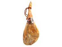 Ganze Hinterschinkenkeule Jamon Serrano Gran Reserva von Jamones Baza, 24 Monate traditionell gereift, freigestellt auf weissem Hintergrund.