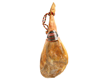 Ganze Hinterschinkenkeule Jamon Serrano Gran Reserva von Jamones Baza, 24 Monate traditionell gereift, freigestellt auf weissem Hintergrund.